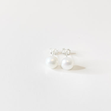 Pendiente de plata de ley con una perla cultivada mediana. Ideales para los peques o si tienes un agujerito adicional. Son ideales para combinar con tu look diario. SE VENDEN SUELTOS - LA UNIDAD EQUIVALE A 1 SOLO PENDIENTE